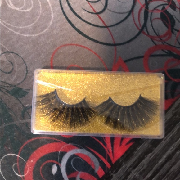 Lashes - Picture 5 of 11